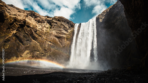 Cuadro en lienzo Skogafoss The waterfall's jets of water strike the ground with tremendous force, creating a huge mist of water in the air