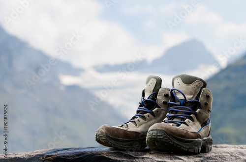 Wanderstiefel vo riner Berglandschaft in Tirol