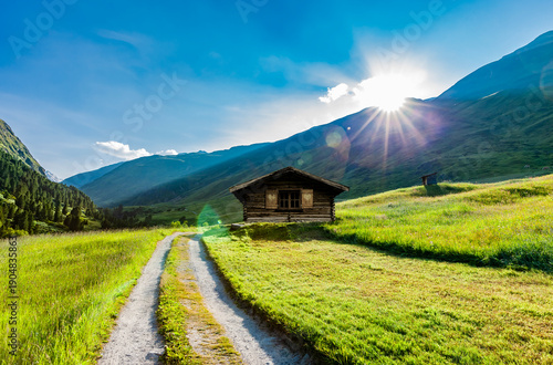 Wanderweg in den tiroler Alpen mit einer Almhütte
