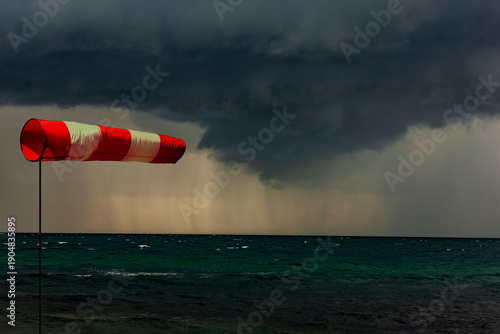 Windfahne auf Sturm vor dunklen Sturmwolken