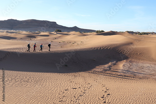 Des trekkeurs qui trekkent dans la vallée du draa