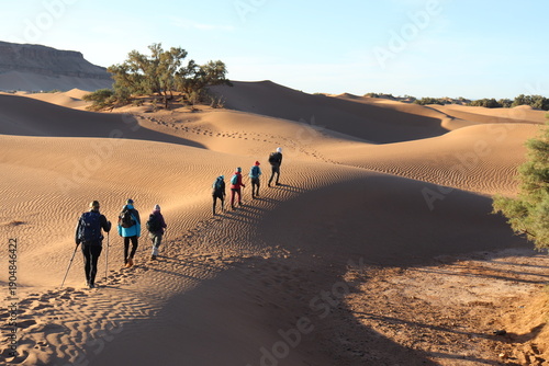 Dans le Draa au Maroc des randonneurs
