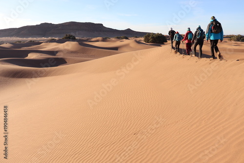 Randonneur sur des dunes au Maroc