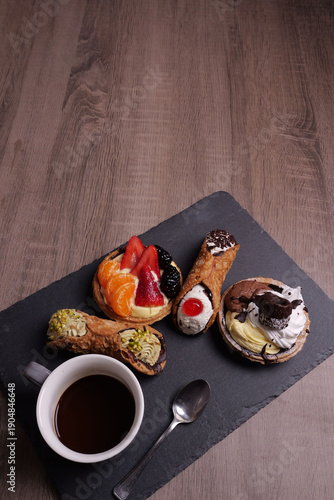 Tagliere con paste e tazza con bevanda calda per colazione, spazio per testo