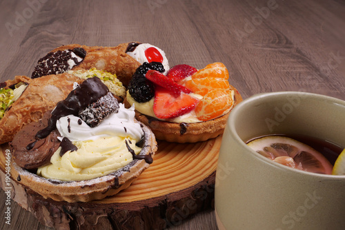 Primo piano di tazza con bevanda calda e paste per colazione