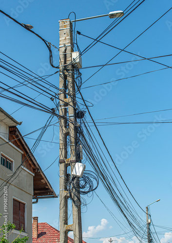 Wallpaper Mural Poteau électrique très chargé à Turda, Transylvcanie, Roumanie Torontodigital.ca