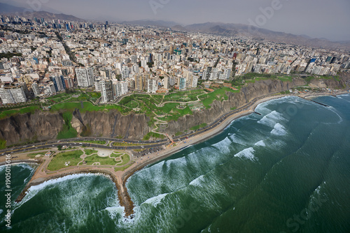 Foto stunning aerial perspective captures the dramatic meeting of urban sophistication and natural grandeur along Lima’s famous Costa Verde