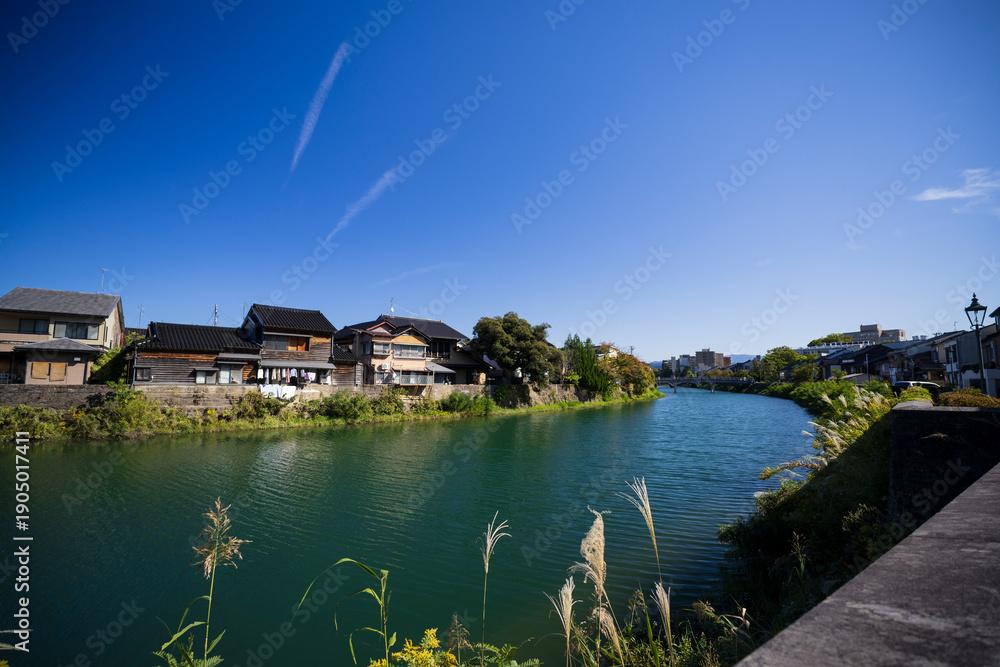 Obraz premium Higashi Chaya District river and bridge in Japan