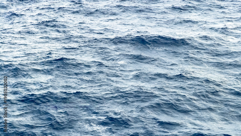 Obraz premium Open Sea Surface with Rolling Waves