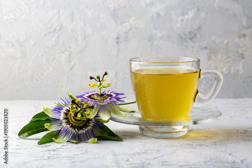 Foto A cup of herbal tea with the herb passiflora caerulea