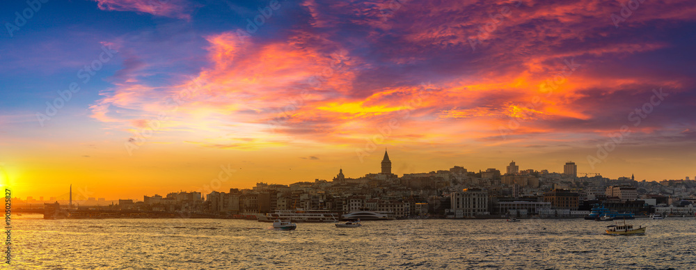 Obraz premium Panorama of gulf of the Golden Horn and Galata tower at sunset in Istanbul, Turkey