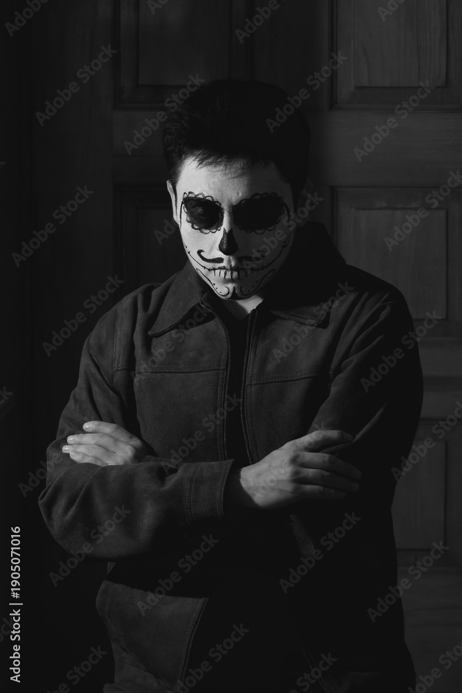 Obraz premium Person with face paint stands with arms crossed in front of a wooden wall