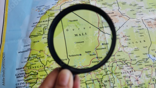 Cuadro en lienzo View of Mali, on a geographic map of Africa, seen using a magnifying glass