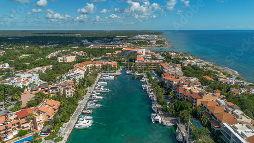 Photos Vista aérea panorámica de marina con yates y desarrollo hotel frente al mar Caribe en destino tropical