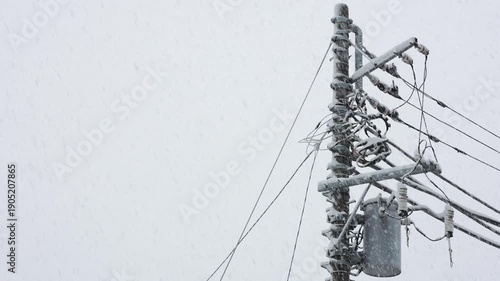 激しい降雪の中の電柱と変圧器 冬の日本の寒冷地の風景 4K