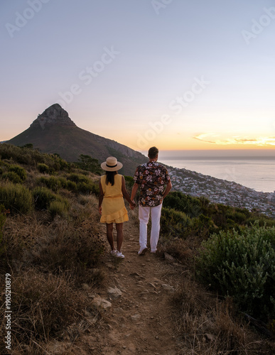 Tableau sur toile Couple enjoying a sunset stroll near Lions Head, Table Mountain, Cape Town, Sout