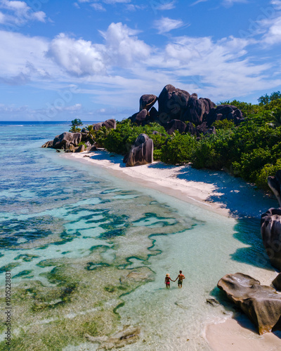 Foto Explore the stunning beauty of Anse Source d'Argent beach in La Digue, Seychelle