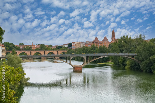 Foto Montauban, beautiful french city in the South, old bridge on the river Tarn, and