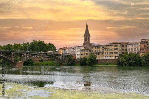Foto Montauban, beautiful french city in the South, old bridge on the river Tarn, and