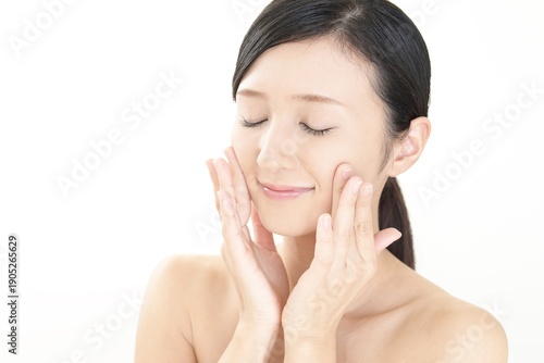 スキンケアをする女性