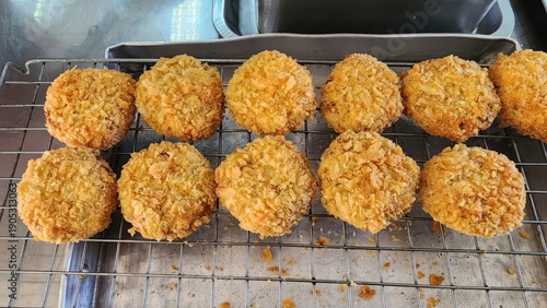 Foto Crispy Golden Deep Fried Panko Croquettes on a Metal Cooling Rack