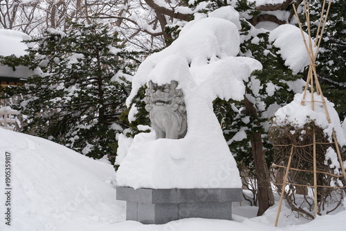 雪に埋もれる狛犬　神社　石像　日本の冬　北海道
