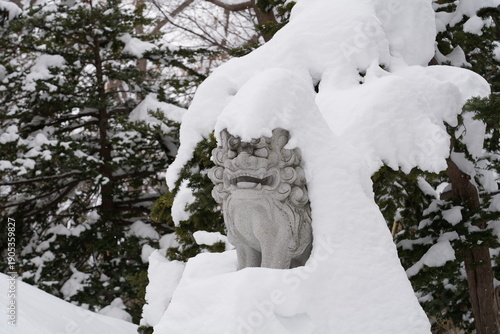 雪に埋もれる狛犬　神社　石像　日本の冬　北海道
