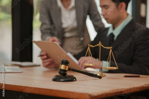 Bilde på lerret lawyers or attorneys discussing a contract agreement