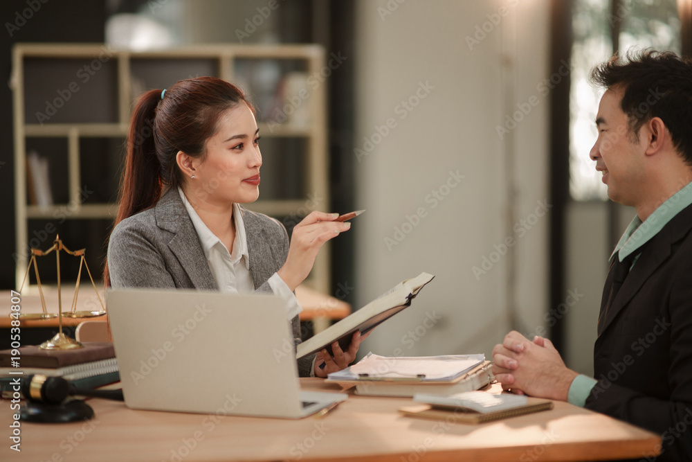 Obraz premium lawyers or attorneys discussing a contract agreement. Successful businessmen have a contract in place to protect it,signing of modest agreements form in office...