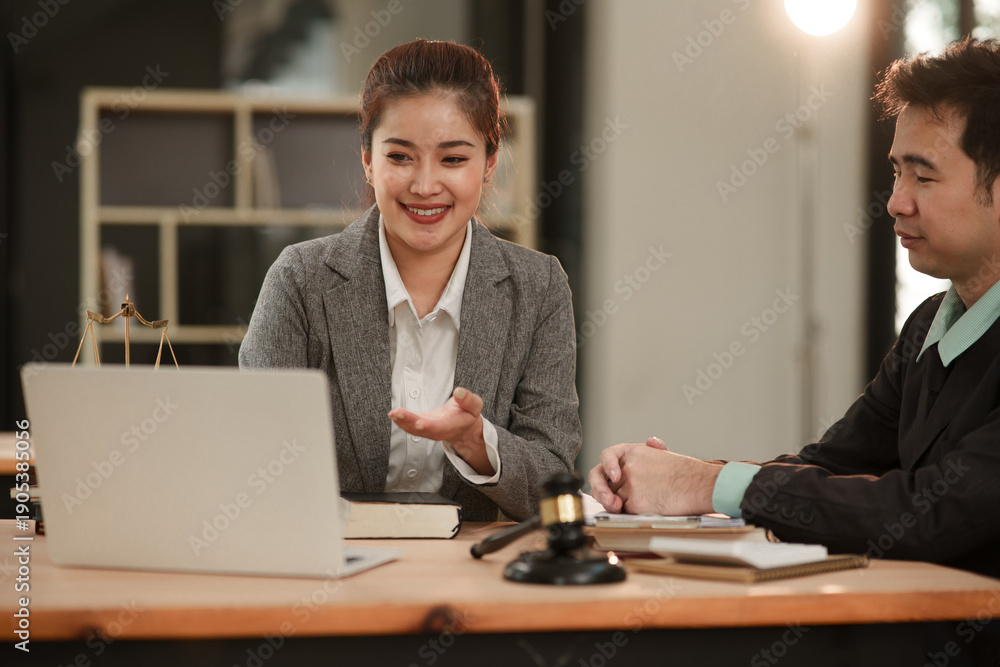Obraz premium lawyers or attorneys discussing a contract agreement. Successful businessmen have a contract in place to protect it,signing of modest agreements form in office...