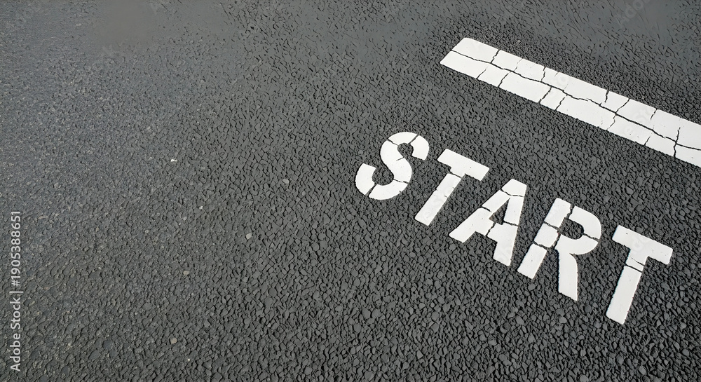 Fototapeta premium 右上の停止線とSTARTの文字。左側と下部に広い余白があるアスファルト道路背景。ビジネスの開始。