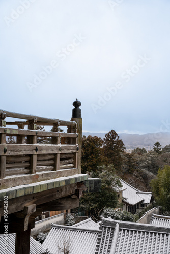 奈良 東大寺 二月堂 舞台造りの本堂と冬の空