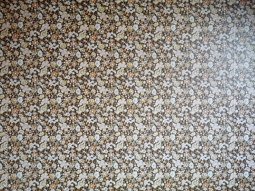 Mustertapete aus den sechsziger Jahren mit Blumenmuster