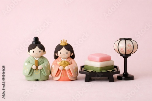 ひな祭りの雛人形と飾り 春の和風静物 ピンク背景/Hinamatsuri Hina Dolls and Traditional Decorations