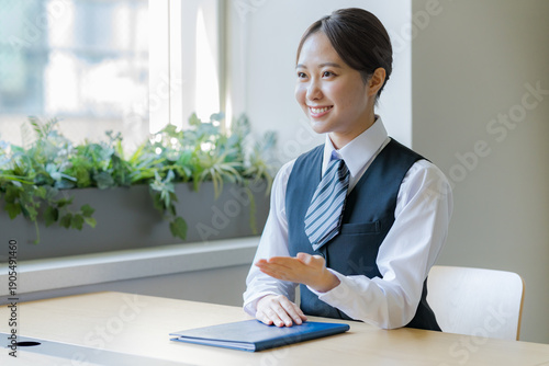 受付で説明するビジネスウーマン