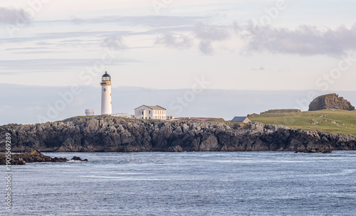 Photos Fair Isle, Shetlandinseln, Schottland: Der südliche Leuchtturm (Skadan) auf den schroffen Klippen der Westküste, vom Wasser aus fotografiert