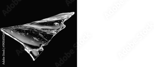 Canvastavla Realistic sharp glass fragment with elegant light refraction
