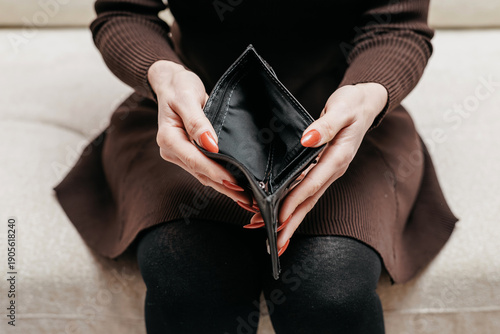 Foto Woman showing empty wallet in hands