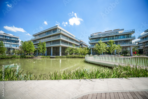 Foto Modern Architectural Marvels: A Scenic Waterfront View in Urban Development