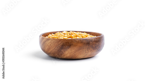 Obraz na płótnie Peas in a wooden bowl isolated on a white background