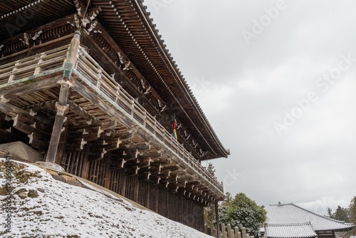 奈良 東大寺 二月堂 舞台造りの本堂と冬の空