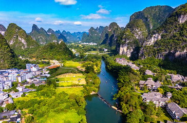 Leinwandbilder Guilin Yulong-Fluss mit Karstgipfeln Yangshuo  © monticellllo