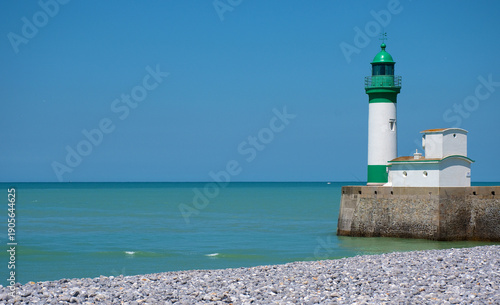Obraz na plátně Le Tréport, Leuchtturm am Strand bei blauem Himmel, Panorama