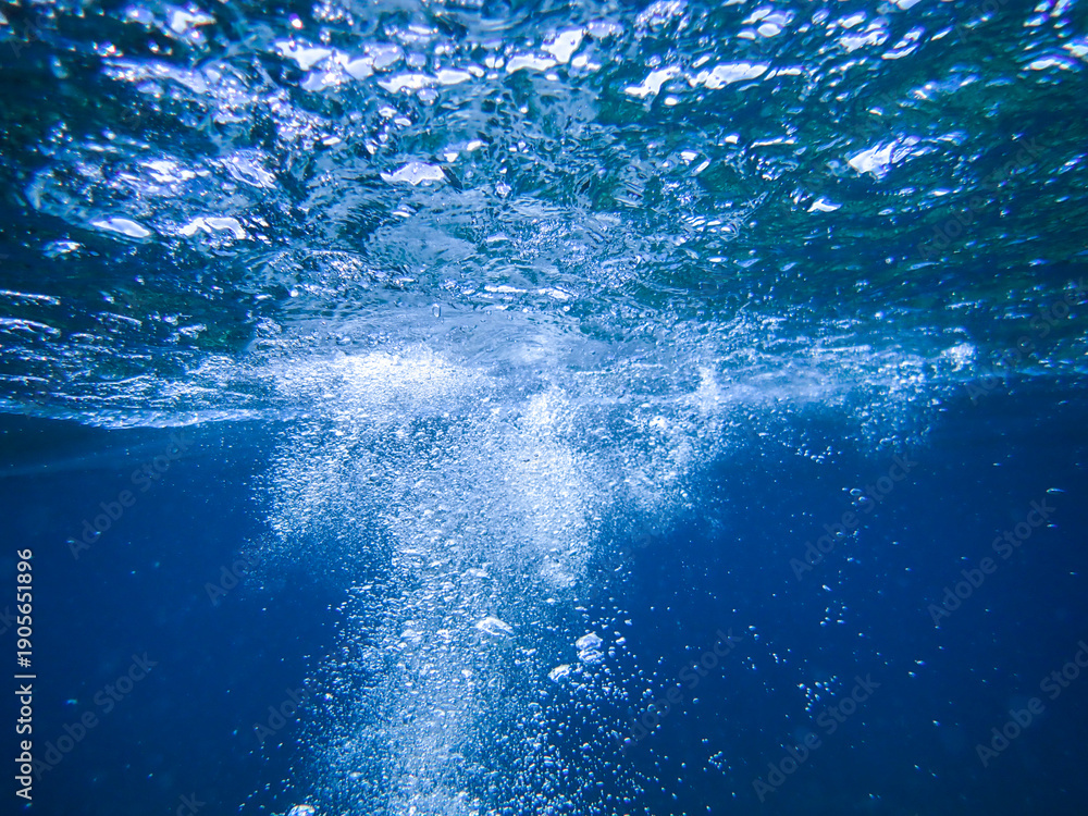 Fototapeta premium Air bubbles underwater rising to water surface, natural scene, bubbles under water, bubble undersea, sea in crystal clear green water. Real image very suitable for backgrounds, Great for background.