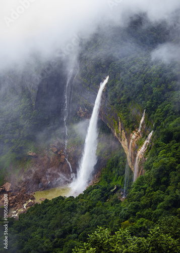 Fotografía Majestic Nohkalikai Falls Plunging Down Cliff into Deep Pool, Highest Waterfall