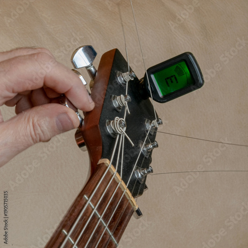Тuning guitar strings