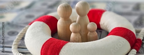 Foto A lifebuoy surrounds wooden figures representing family on a backdrop of hundred
