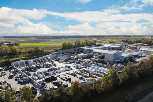 Billede på lærred Aerial view shows a busy metal recycling plant with piles of scrap metal and industrial equipment