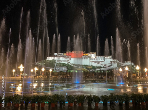 Fountain at the Potala Square with Potala Palace in Lhasa,Tibet, Cina. It was formerly the winter palace of Dalai Lamas