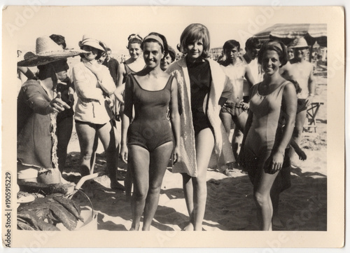 FOTOGRAFIA VINTAGE CON GRUPPO DI RAGAZZE ALL'APERTO IN SPIAGGIA